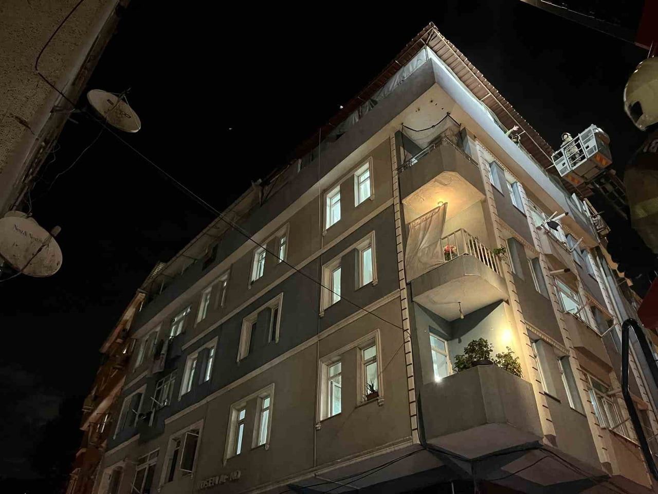 İSTANBUL ZEYTİNBURNU’NDA 5 KATLI BİNANIN BODRUM KATINDA ÇIKAN YANGINDA DUMANLAR TÜM BİNAYI SARDI....
