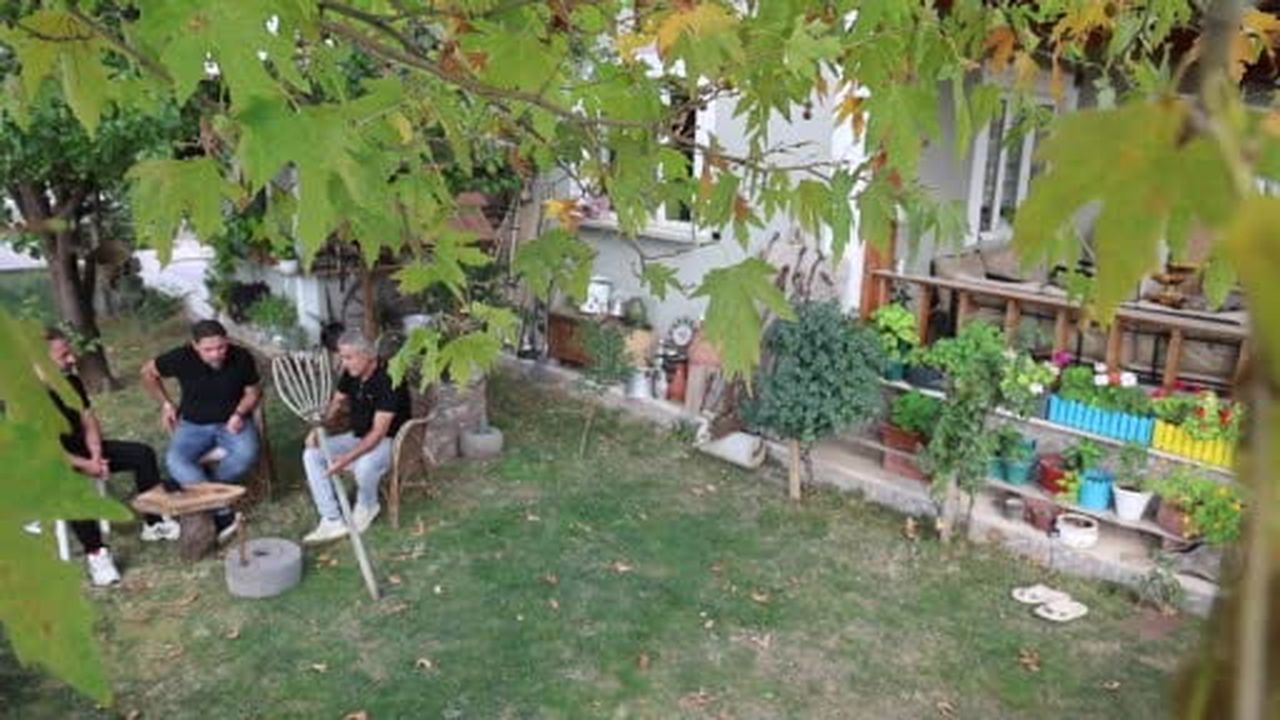 Asırlık tarım aletlerini topladı, bahçesini kültür sergisine dönüştürdü