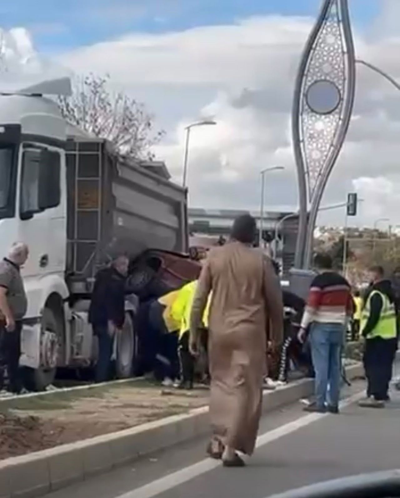 ANKARA’NIN POLATLI İLÇESİNDE KAMYON İLE OTOMOBİLİN ÇARPIŞTIĞI KAZADA YARALANAN 3 KİŞİ HASTANEYE...