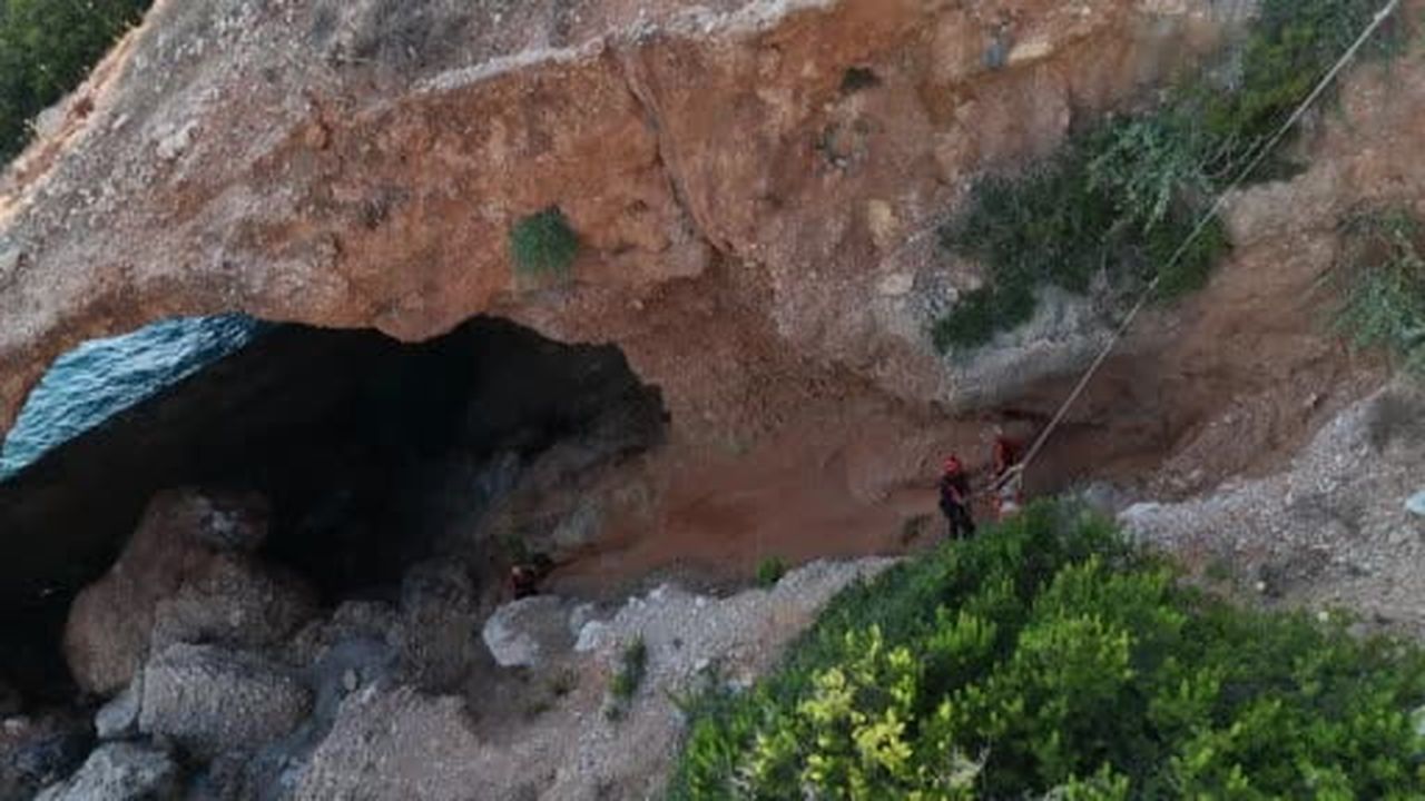 Deniz keyfi hastanede son buldu, kayalık alanda mahsur kalan vatandaş 2 saatte kurtarıldı