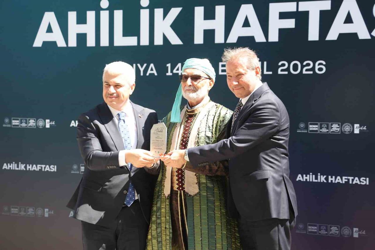 (SOLDAN SAĞA) KONYA VALİSİ İBRAHİM AKIN, YILIN AHİSİ MEHMET GÜNEŞ VE KONESOB BAŞKANI MUHARREM...