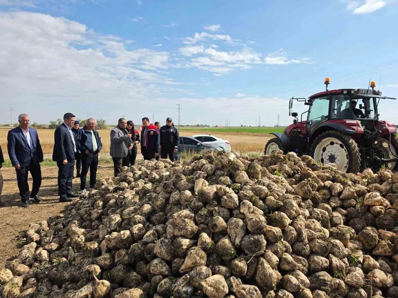 AKSARAY’IN SULTANHANI İLÇESİNDE TARIMSAL ÜRETİMİN ÖNEMLİ ÜRÜNLERİNDEN OLAN ŞEKER PANCARINDA HASAT...