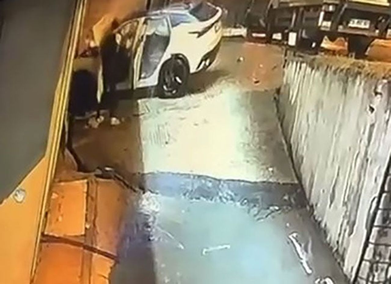KAZA SONRASI ARACINDA ÇIKAN YANGINDA MAHSUR KALAN SÜRÜCÜ, ÇEVREDEKİ BİR VATANDAŞ TARAFINDAN...
