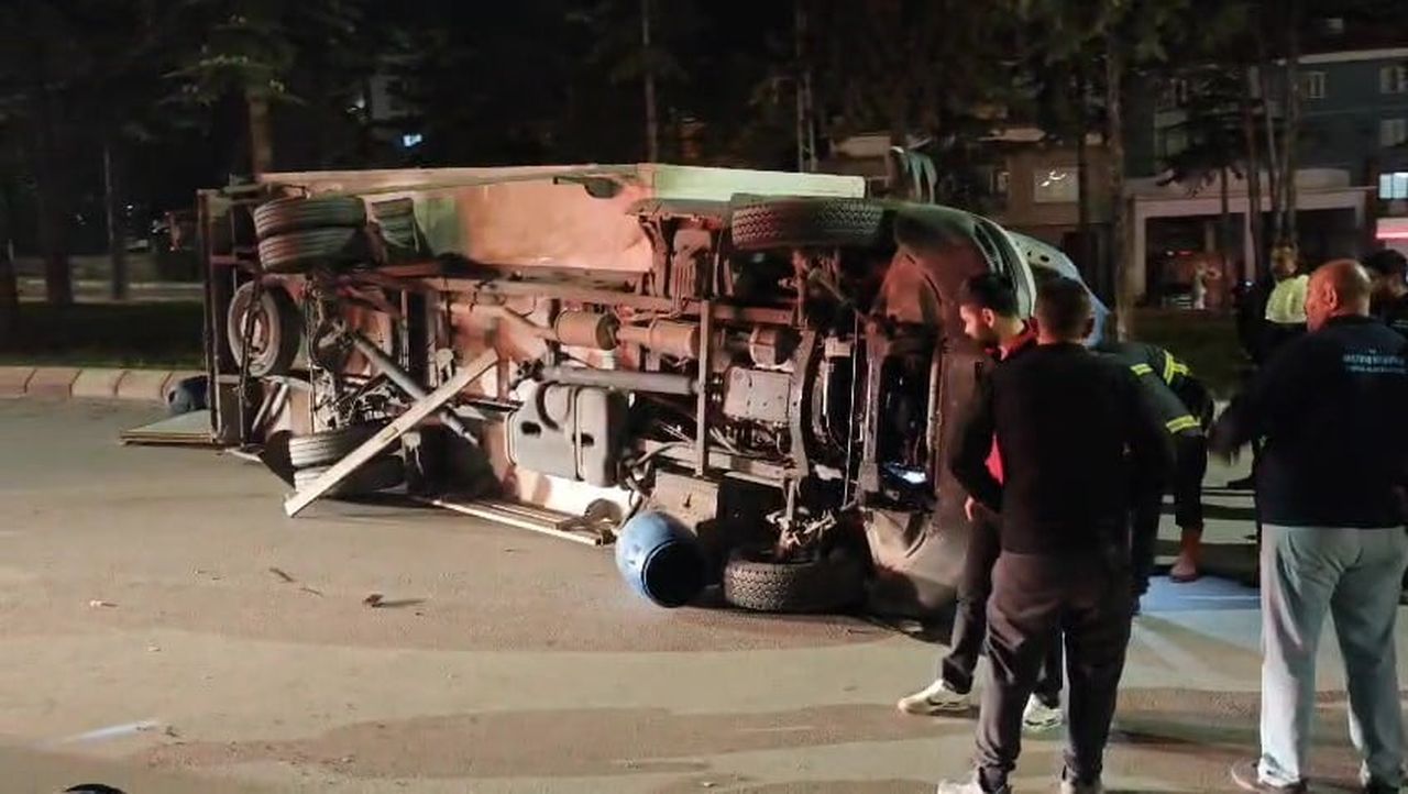 AMASYA’NIN MERZİFON İLÇESİNDE KAMYONETLE OTOMOBİL ÇARPIŞTI. DEVRİLEN KAMYONETTEKİ BİDONLARIN YOLA...