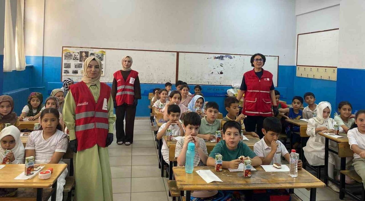 TÜRK KIZILAY MUŞ ŞUBESİ TARAFINDAN YAZ DÖNEMİNDE CAMİ VE KUR'AN KURSU VE OKULLARDA EĞİTİM GÖREN...