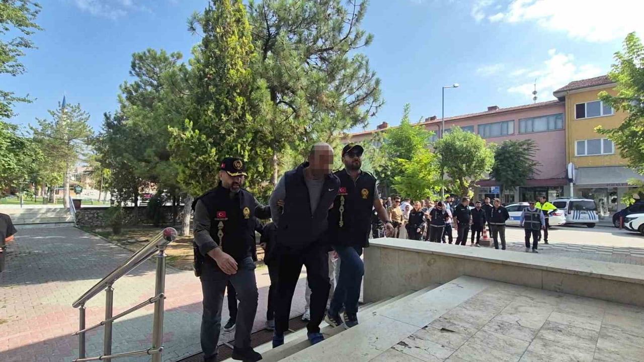 ESKİŞEHİR'İN ÇİFTELER İLÇESİNDE OTO GALERİCİLİK YAPAN EMRAH YAKAR'IN KESİCİ ALETLE YARALANMASI...