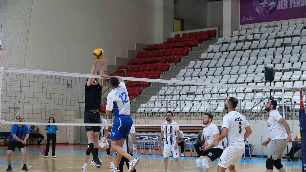 ERZİNCAN’DA KAMU SPOR OYUNLARI VOLEYBOL İL BİRİNCİLİĞİ BAŞLADI