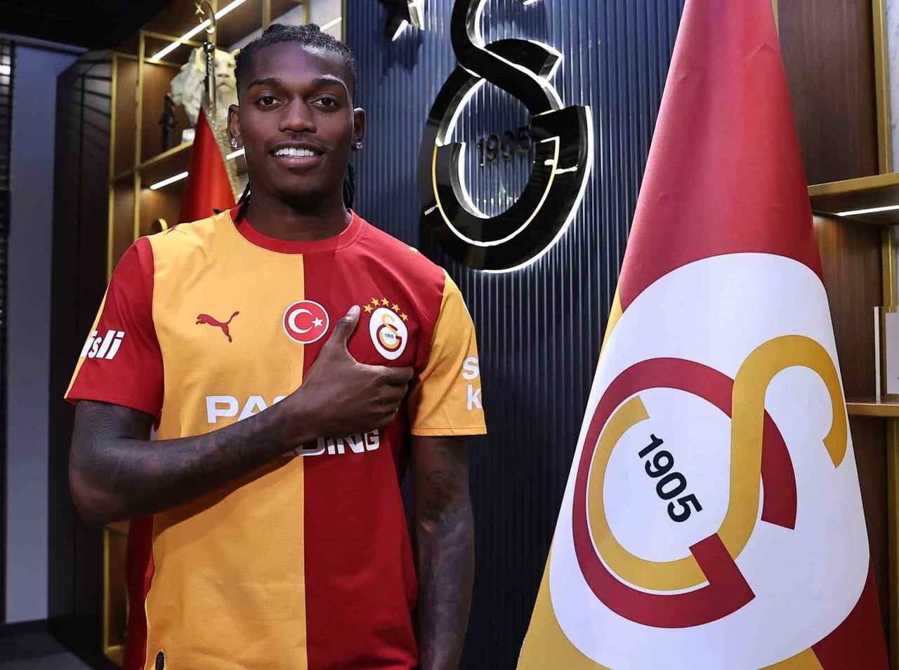 GALATASARAY’IN YENİ TRANSFERİ 27 YAŞINDAKİ FUTBOLCU RAFAEL LEAO, SARI-KIRMIZILILARIN TARİHİNDEKİ...