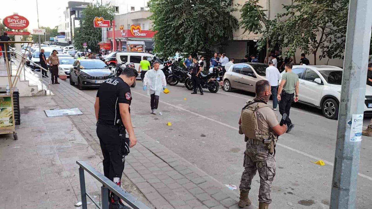 BATMAN'DA İKİ GRUP ARASINDA ÇIKAN SİLAHLI KAVGADA 1 KİŞİ İLE YOLDAN GEÇEN 2 VATANDAŞ...