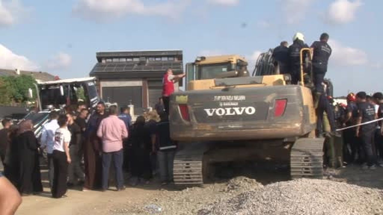 Tuzla’da kanalizasyon çalışmasında toprak altında kalan işçi kurtarıldı