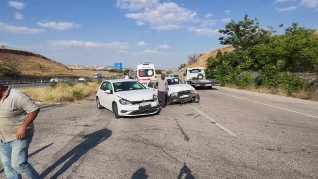 Kırıkkale'de Tofaş ile otomobil kafa kafaya çarpıştı: 5 yaralı