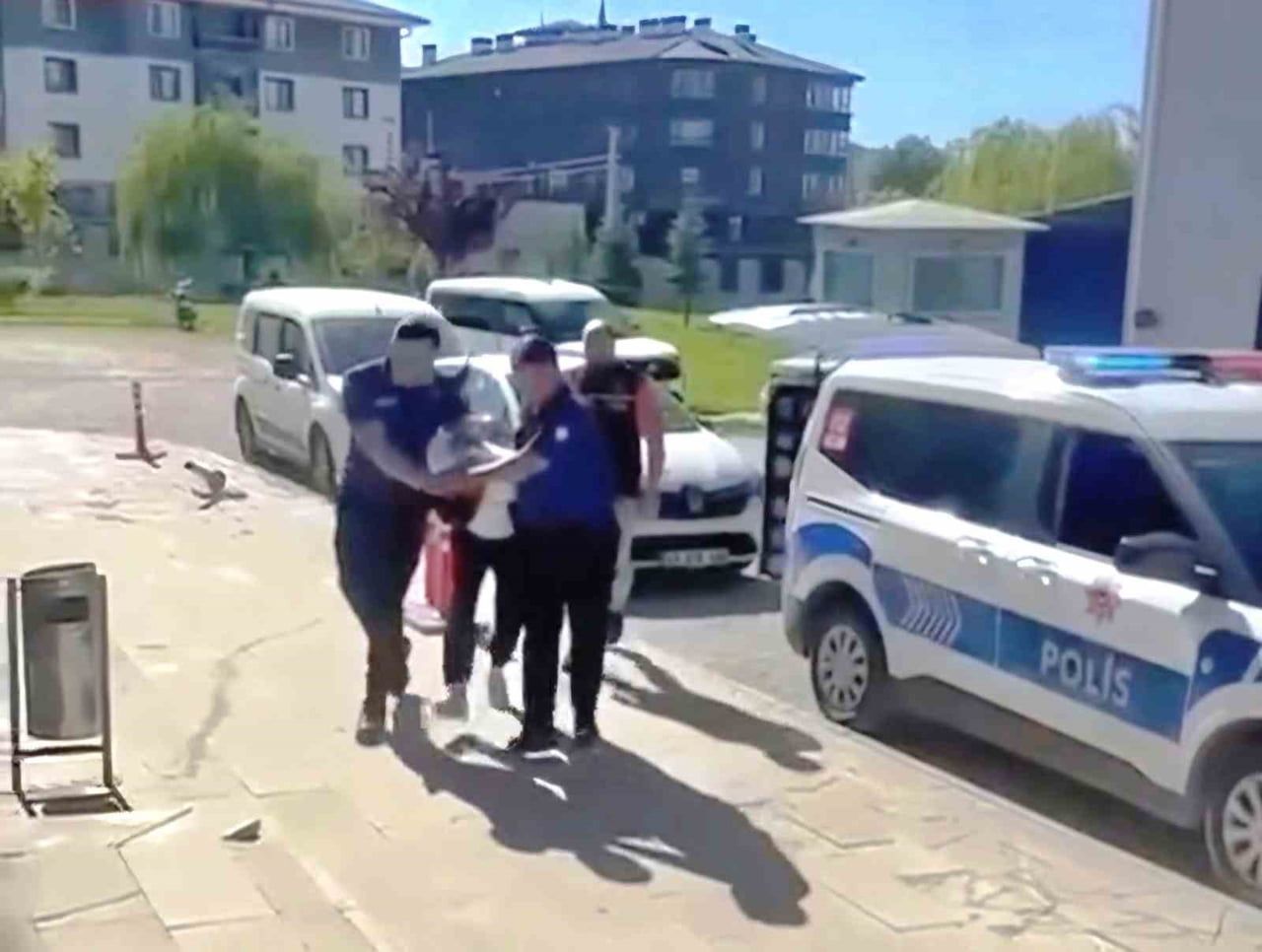KÜTAHYA’DA 10 YIL HAPİS CEZASIYLA ARANAN ŞAHIS KOVALAMACAYLA YAKALANDI