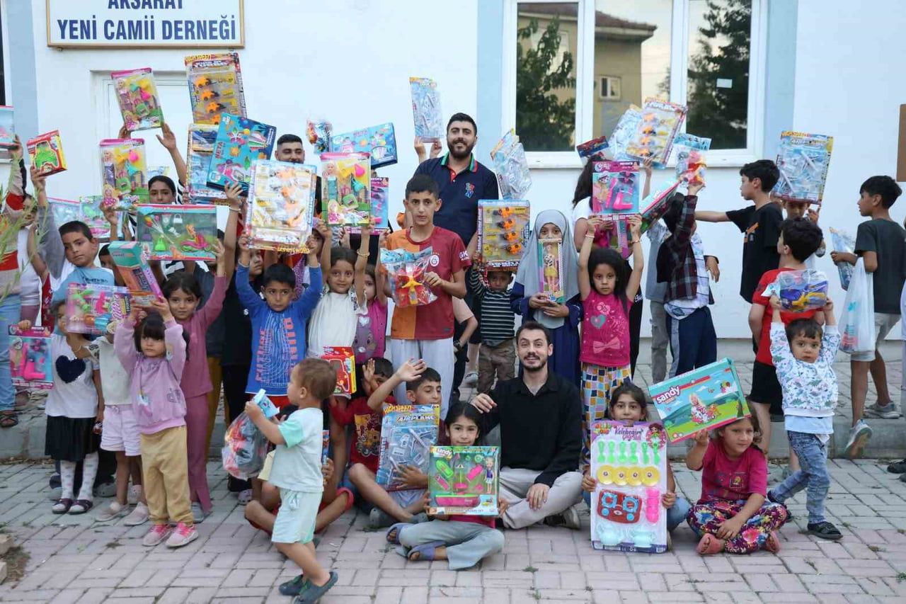 ELAZIĞ’DA VEFARENGİ DERNEĞİ TARAFINDAN ROJİN KABAİŞ ANISINA, MADDİ DURUMU YETERSİZ ÇOCUKLARA...