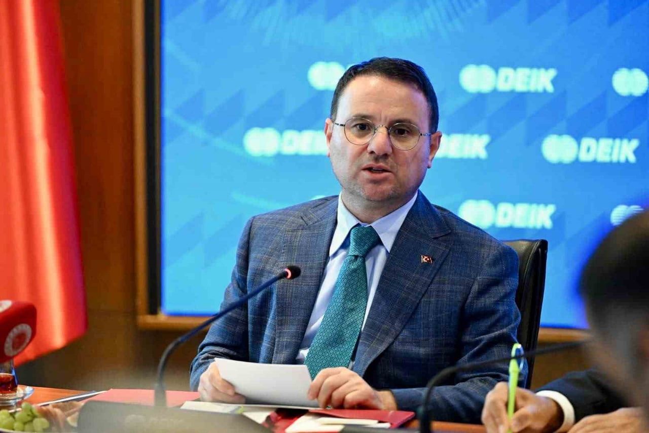 BAKAN GÜRLEK, DIŞ EKONOMİK İLİŞKİLER KURULU (DEİK) YÖNETİM KURULU TOPLANTISINDA DEİK YÖNETİM...