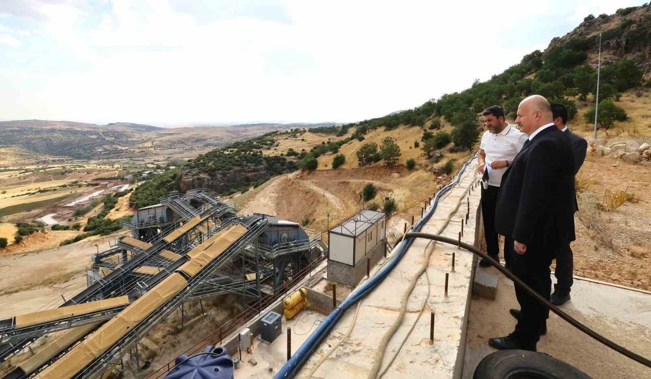 ADIYAMAN VALİSİ ABDULLAH KÜÇÜK, TAŞ KIRMA VE ELEME TESİSİNDE İNCELEMELERDE BULUNDU.