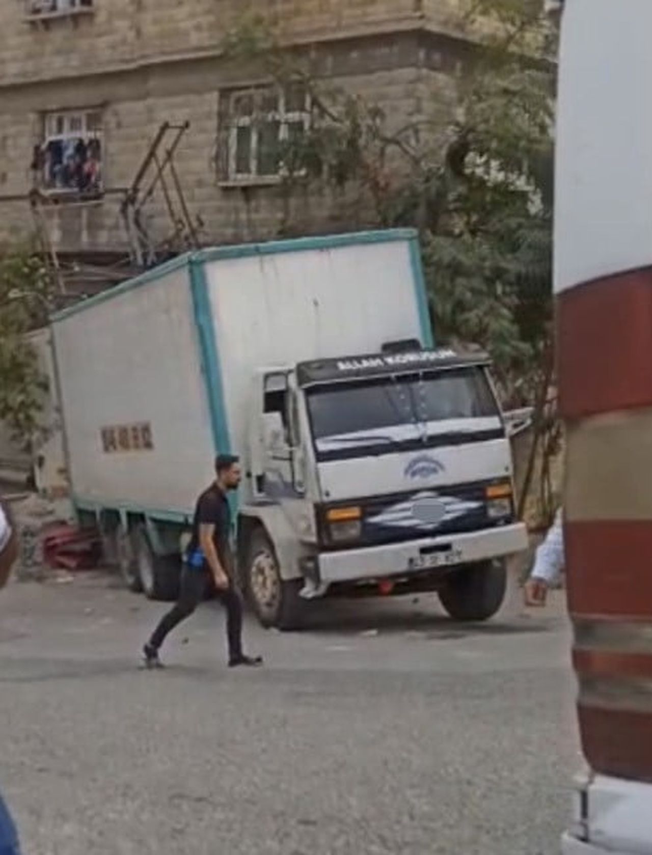 GAZİANTEP'TE YOKUŞ YUKARI HAREKET HALİNDEYKEN FRENİ BOŞALAN KAMYON, GERİ GERİ KAYARAK ELEKTRİK...