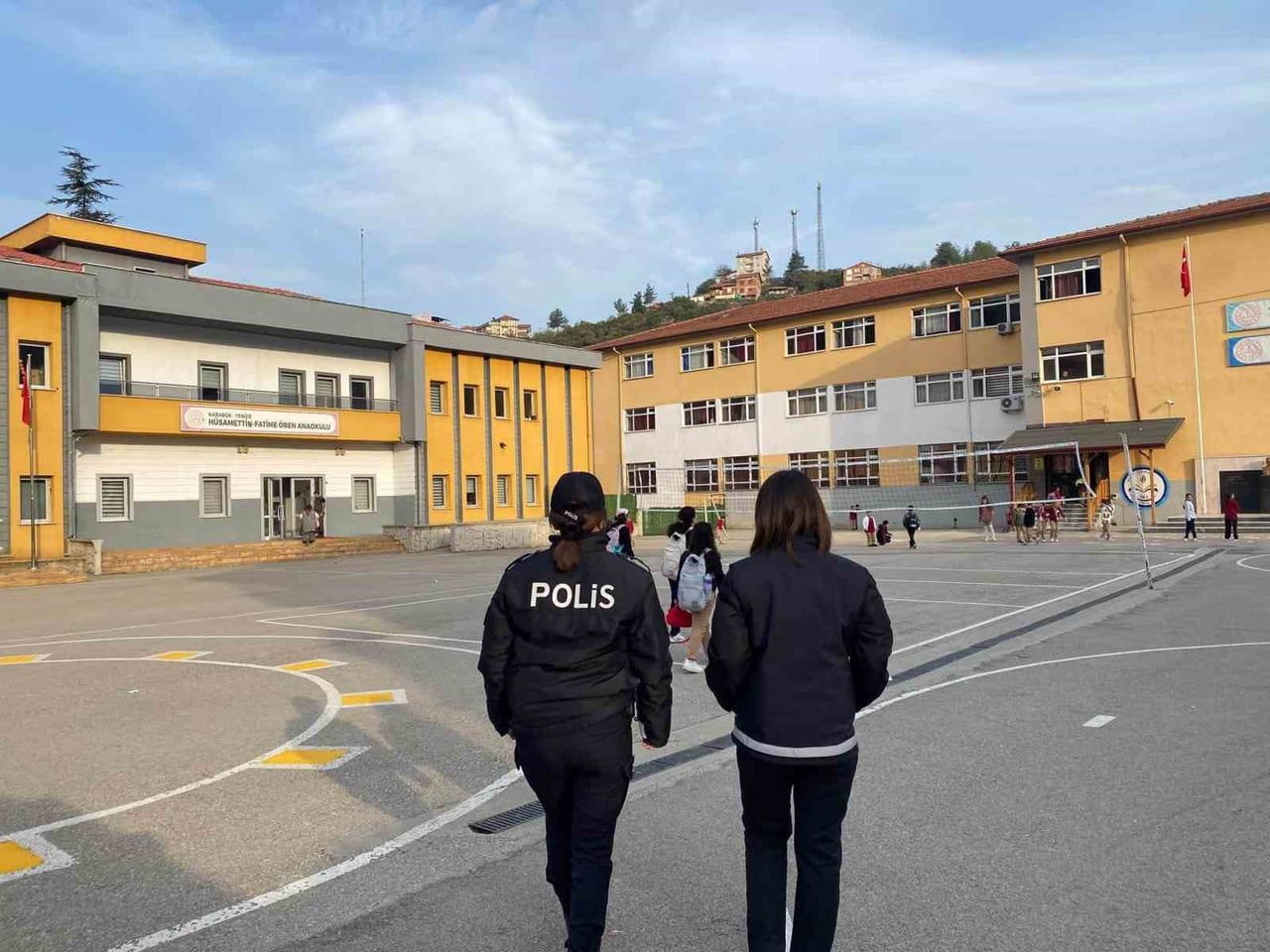 KARABÜK'TE, EMNİYET VE JANDARMA EKİPLERİ, ÖĞRENCİLERİN HUZUR VE GÜVEN İÇERİSİNDE EĞİTİM ÖĞRETİM...