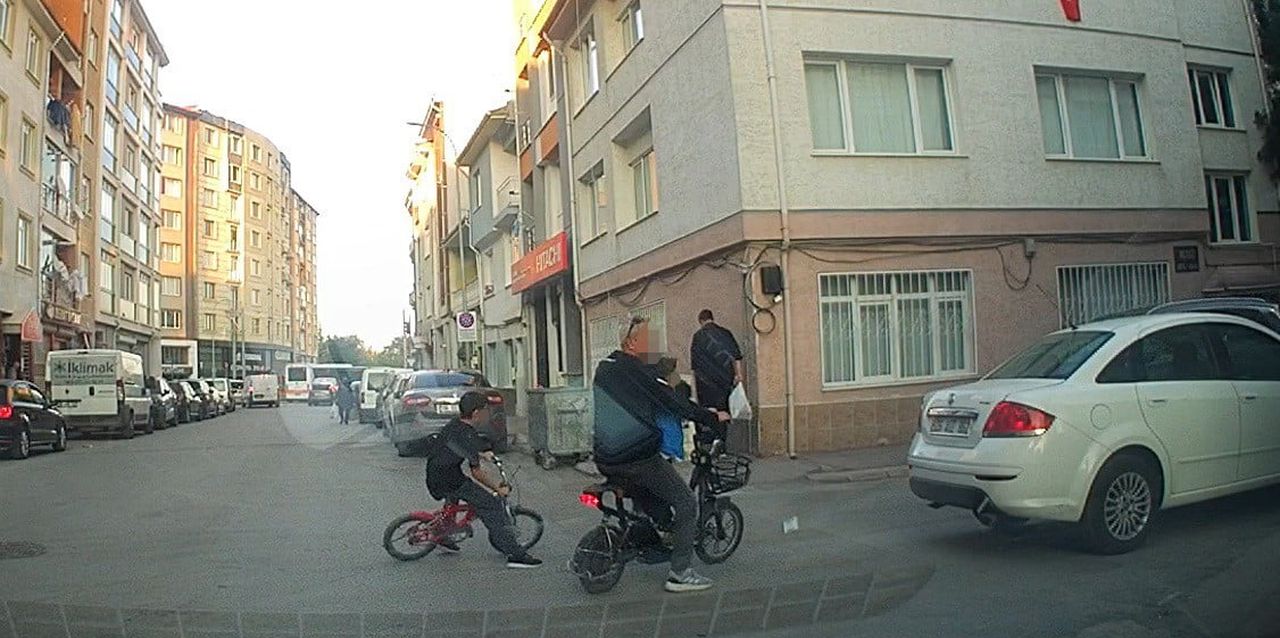 ESKİŞEHİR'DE CADDEDEN SOKAĞA ANİ DÖNÜŞ YAPAN BİSİKLETLİ ÇOCUK, KARŞI YÖNDEN GELEN OTOMOBİLLE KAFA...