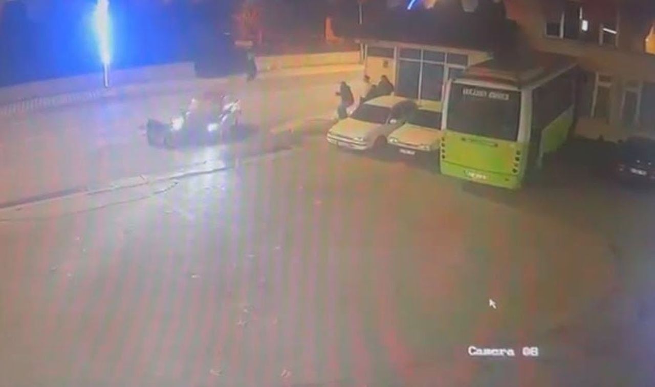 KOCAELİ'NİN KARTEPE İLÇESİNDE OTOMOBİLLE ÇARPIŞAN MOTOSİKLETİN SÜRÜCÜSÜNÜN HAVAYA SAVRULARAK YERE...