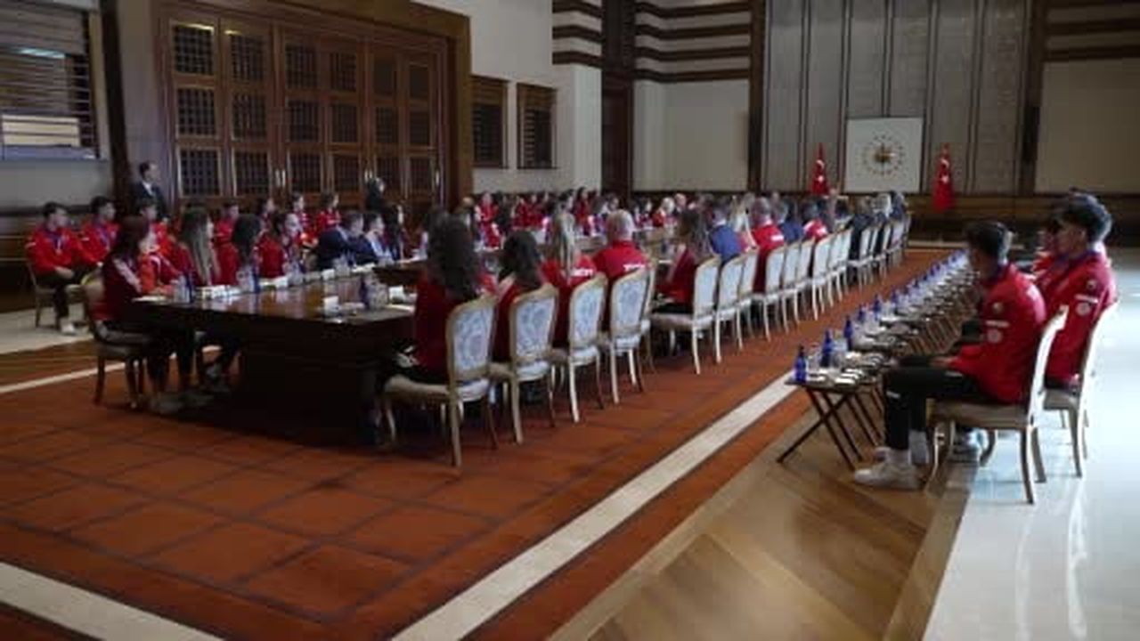 Cumhurbaşkanı Erdoğan, A Milli Kadın Voleybol Takımı ile A Milli Erkek Voleybol Takımı’nı kabul...