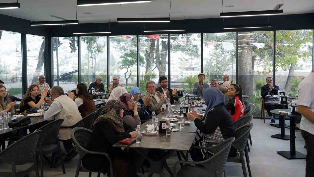 KAHRAMANMARAŞ HUZUREVİ’NDE KALAN YAŞLILARA YÖNELİK CANLI MÜZİK ETKİNLİĞİ DÜZENLEDİ