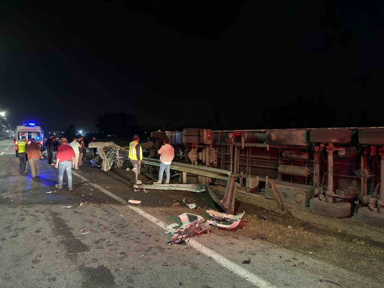 IĞDIR’DA ÇİMENTO YÜKLÜ TIR DEVRİLDİ: 1 YARALI