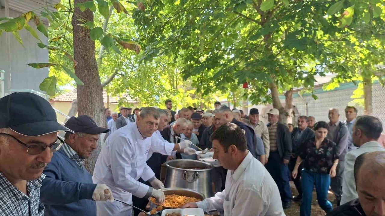 ŞEYHLER KÖYÜNDE 1776 YILINDAN BU YANA SÜRDÜRÜLEN GELENEKSEL GÜZ HAYRINDA YAKLAŞIK BİN KİŞİYE YEMEK...