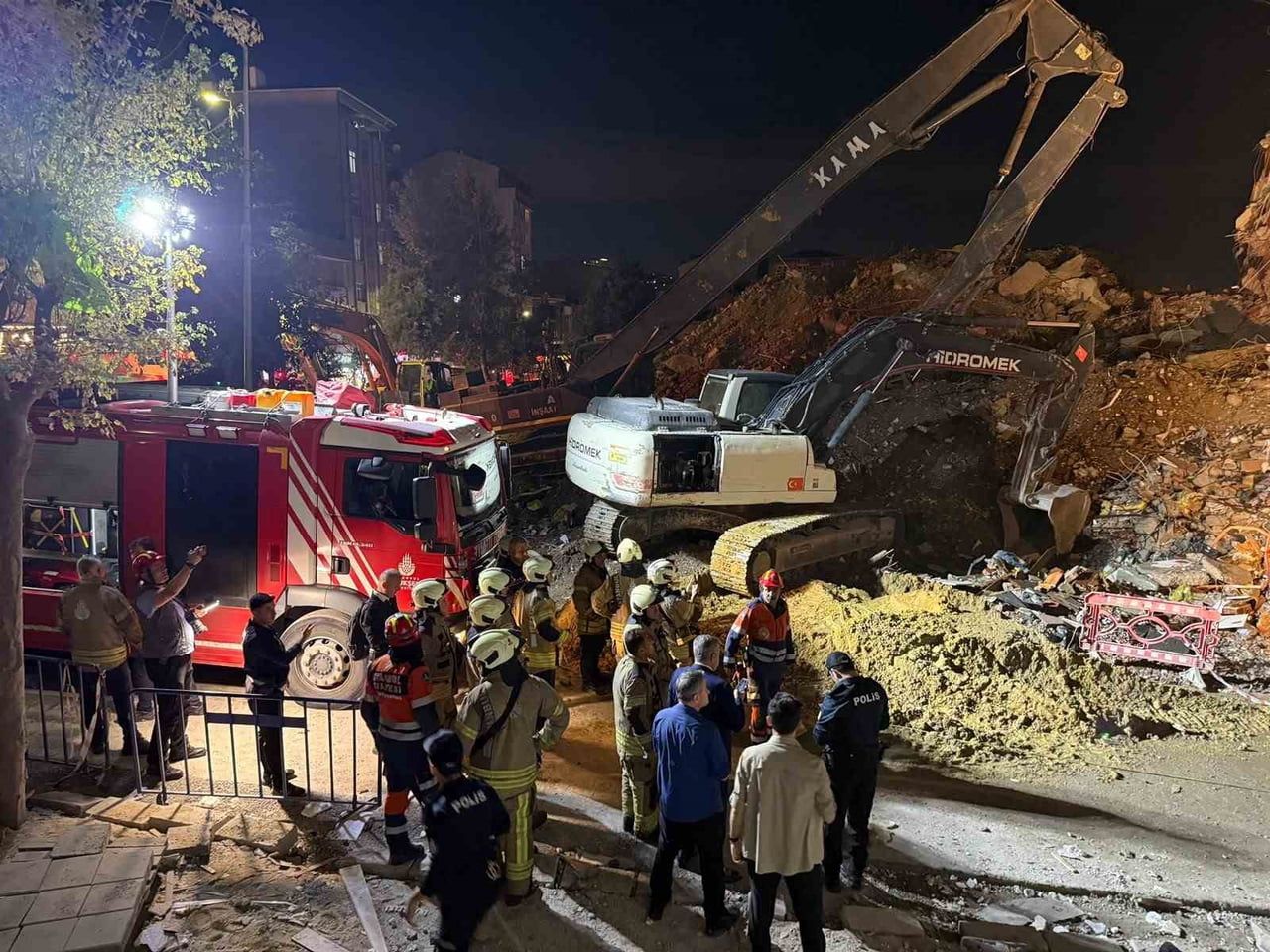 KÜÇÜKÇEKMECE’DE, KENTSEL DÖNÜŞÜM KAPSAMINDAKİ BİNA AKŞAM SAATLERİNDEN KENDİLİĞİNDEN ÇÖKTÜ. AFAD VE...