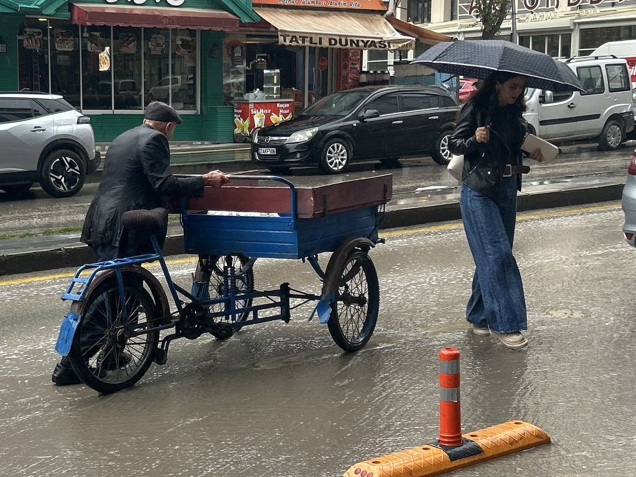 VAN’DA ANİDEN BASTIRAN SAĞANAK YAĞIŞ, KENTTE KISA SÜRELİĞİNE HAYATI OLUMSUZ ETKİLEDİ.
