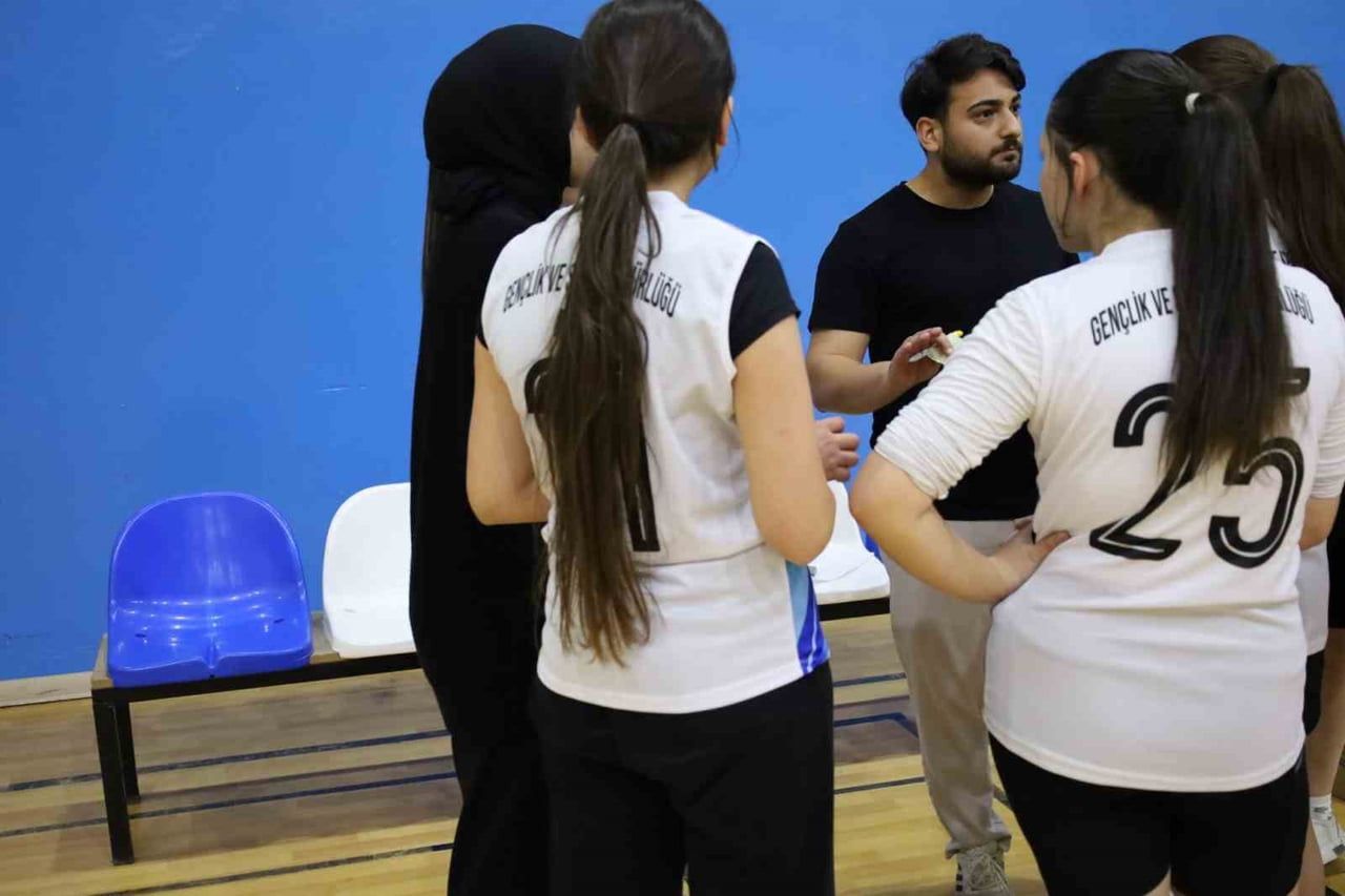 AĞRI VE VAN’IN KIZ ÇOCUKLARI VOLEYBOL SAHASINDA BULUŞTU