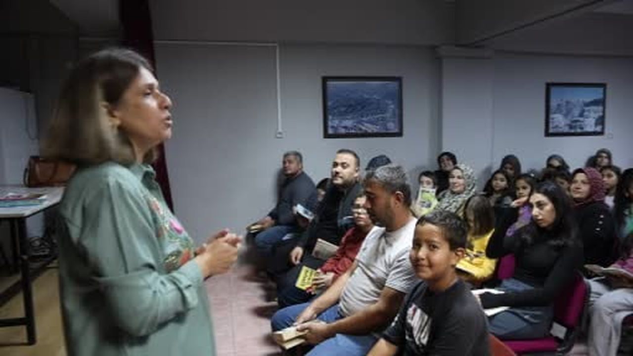 Kozan’da aileler çocuklarıyla birlikte ekranı kapatıp kitap okudu