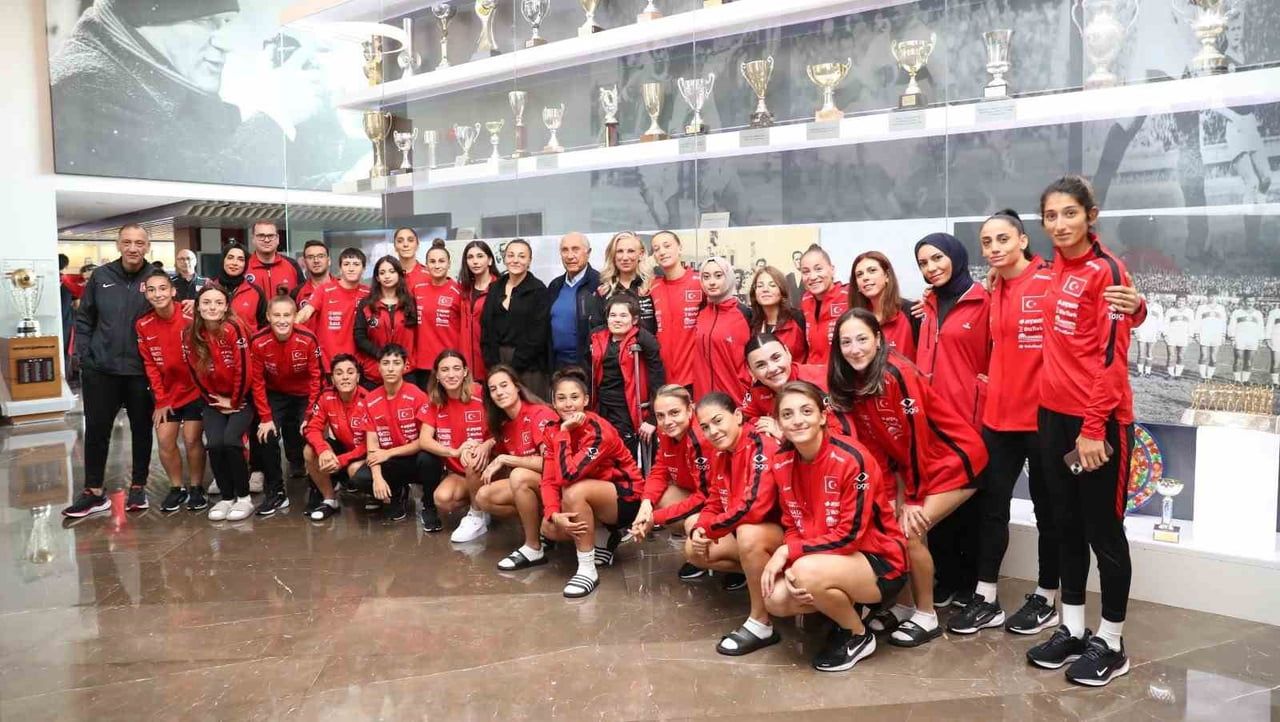 A MİLLİ ERKEK VE A MİLLİ KADIN FUTBOL TAKIMI'NIN ESKİ TEKNİK DİREKTÖRLERİNDEN FETHİ DEMİRCAN VE...