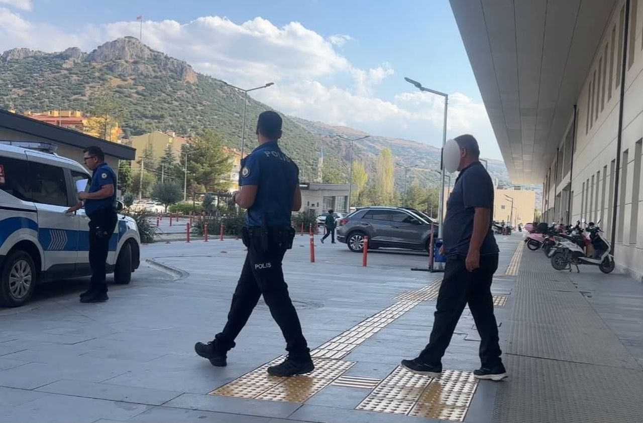 BURDUR'DA KOMŞULAR ARASINDA ÇIKAN ARAÇ PARK KAVGASINDA BABA OĞULLU BIÇAKLANIRKEN OLAYI...