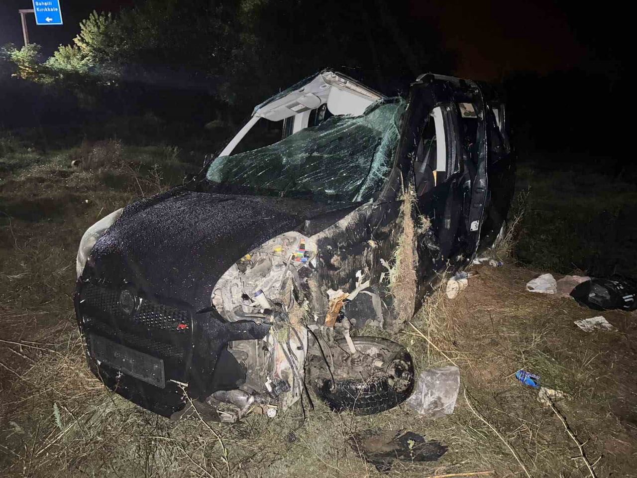 KIRIKKALE'DE YAĞIŞLI HAVADA KONTROLDEN ÇIKARAK TAKLA ATAN HAFİF TİCARİ ARACIN HURDAYA DÖNDÜĞÜ...