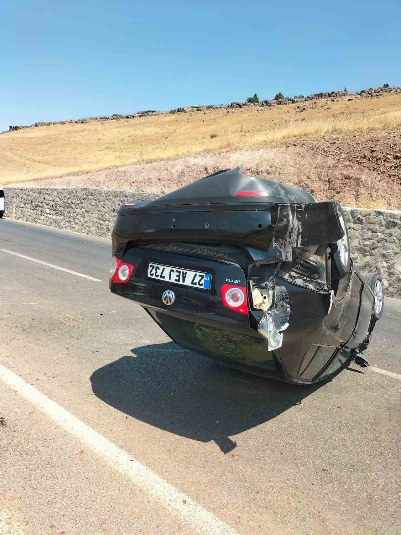 DİYARBAKIR- MARDİN KARA YOLUNDA MEYDANA GELEN İKİ AYRI TRAFİK KAZASINDA 3 KİŞİ YARALANDI.
