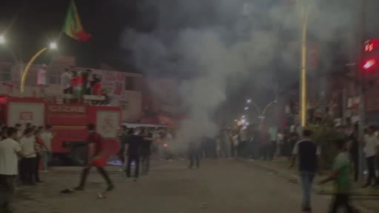Cizre'deki galibiyet kutlamalarında 3 iş yeri ve 1 araç yandı: 1 itfaiye eri yaralandı