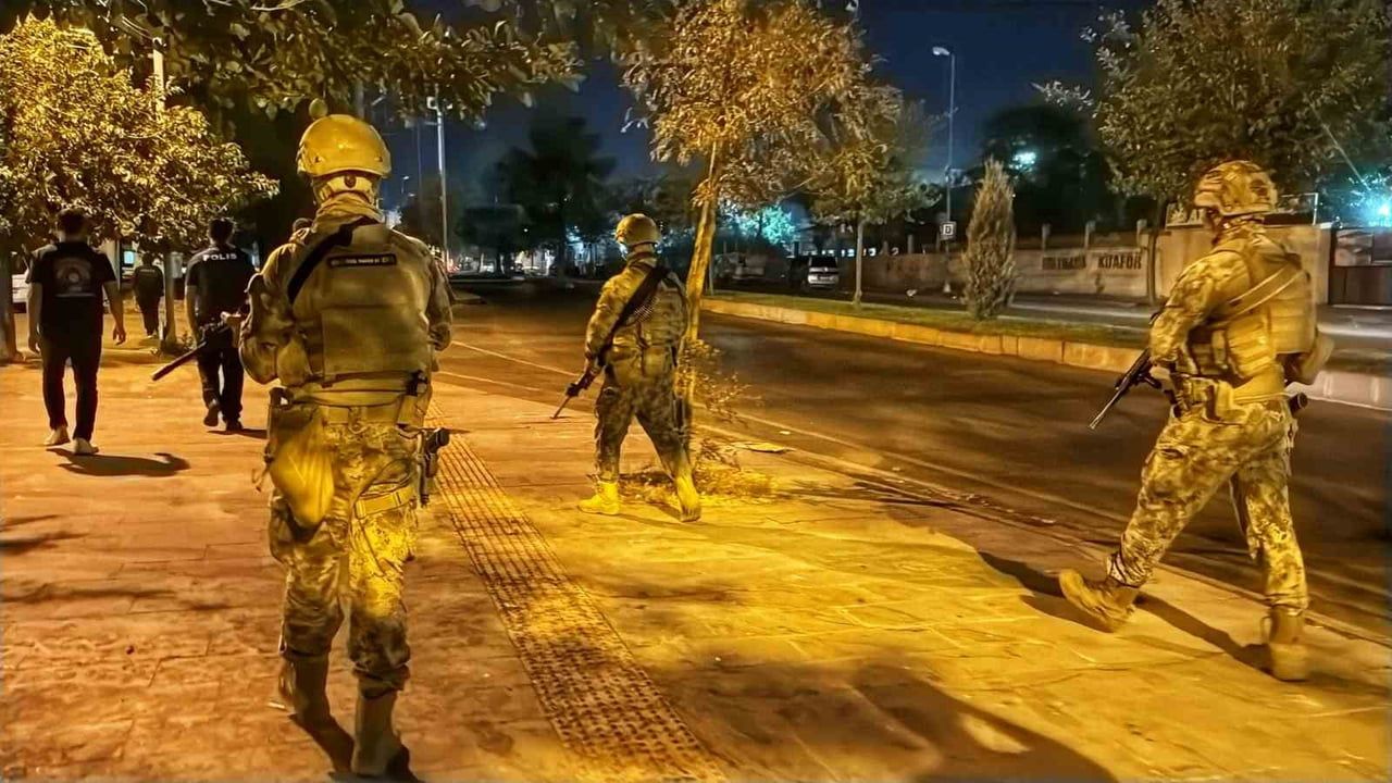 DİYARBAKIR'IN MERKEZ BAĞLAR İLÇESİNDEKİ DÖRT MAHALLEYE ÖZEL HAREKAT POLİSİ DESTEKLİ "ŞOK"...