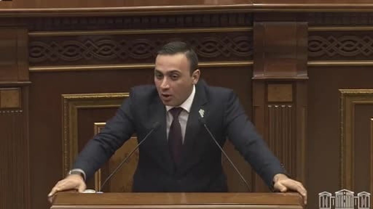 Ermenistan parlamentosunda iktidar partisi ve muhalefet milletvekilleri yumruk yumruğa kavga etti....