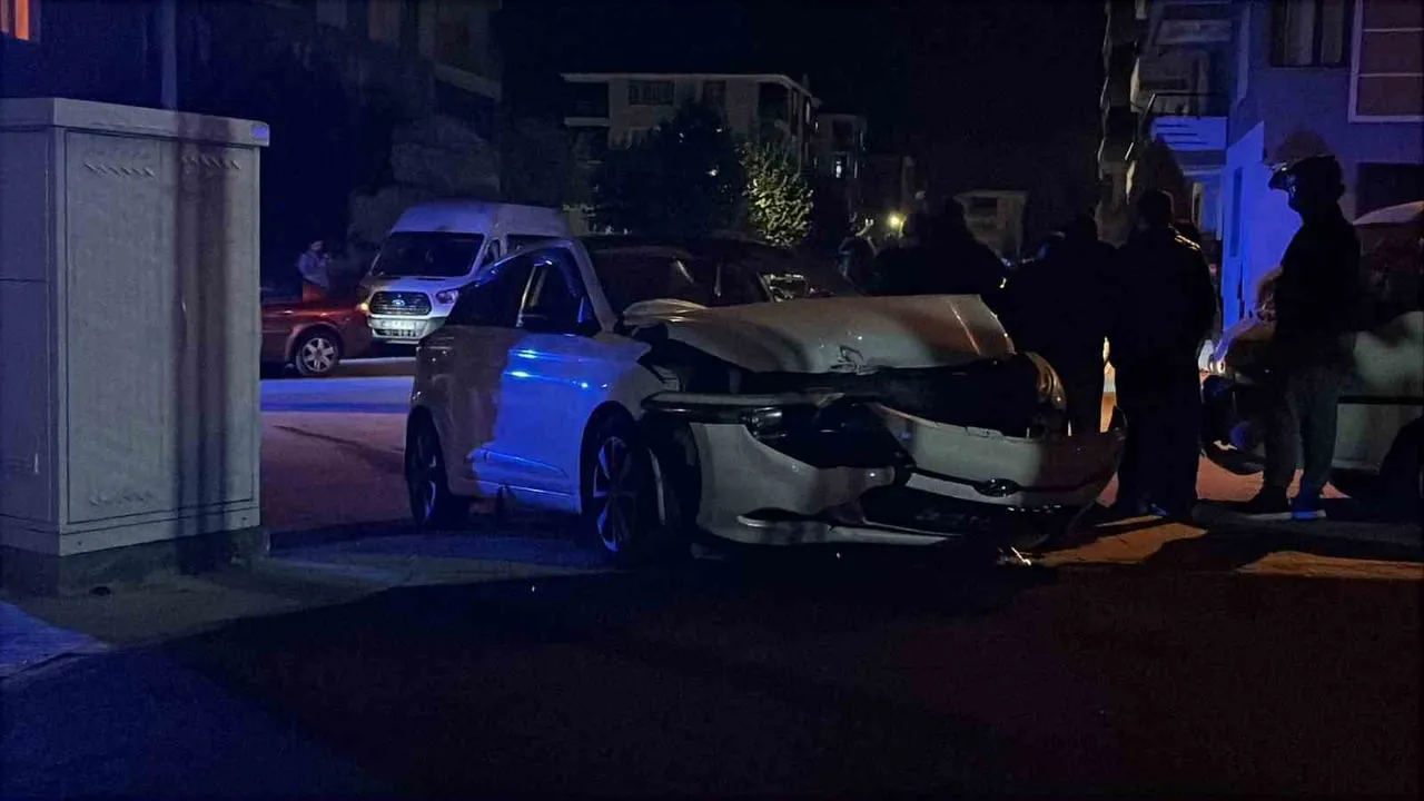 ÇORUM'DA KAZADA İKİ OTOMOBİL ÇARPIŞTI. 4 KİŞİ YARALANDI