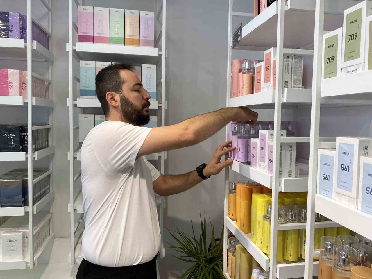 ESKİŞEHİR'DE PARFÜM DANIŞMANI OLARAK ÇALIŞAN BARAN AKBAŞ, PARFÜMLERİN SOĞUK YERLERDE SAKLANMASI...