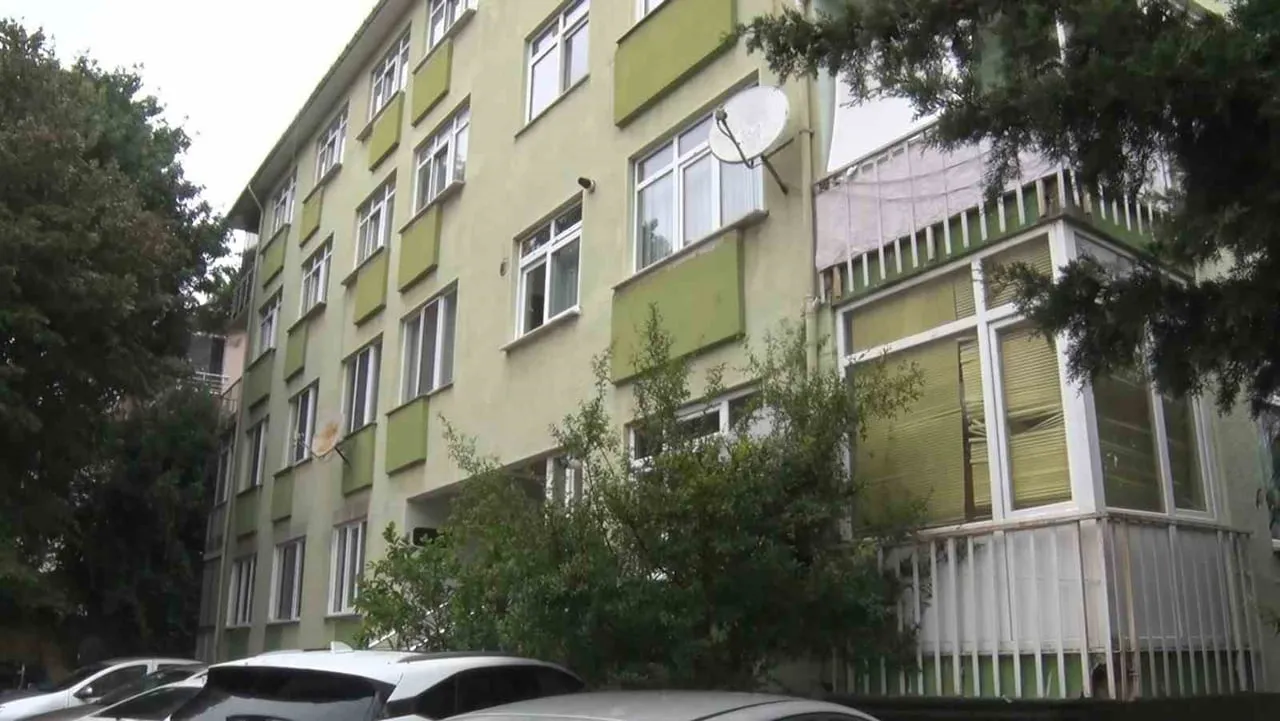 ÜSKÜDAR'DA ETKİLİ OLAN YAĞIŞLA BİRLİKTE SOKAK ÜZERİNDE BULUNAN RÖGAR PATLADI. PATLAMA NEDENİYLE...