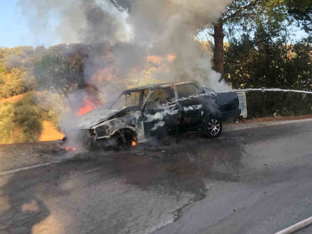 BALIKESİR’İN EDREMİT İLÇESİNDE TAHTAKUŞLAR MAHALLESİ KÖY İÇİ YOLU ÜZERİNDE ÇIKAN ARAÇ YANGINI...
