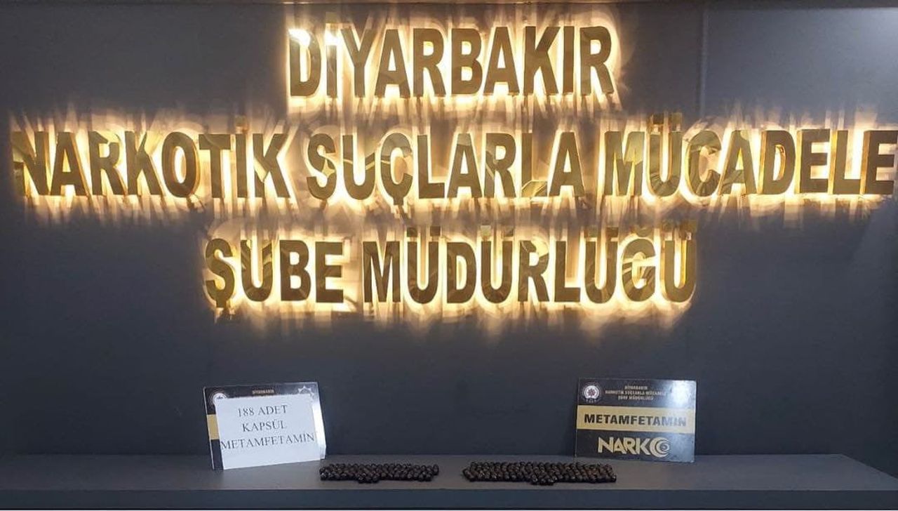 DİYARBAKIR’DA, YUTTUKLARI 1 KİLO 280 GRAM UYUŞTURUCU MADDE İLE YAKALANAN YABANCI UYRUKLU 2 KİŞİ...