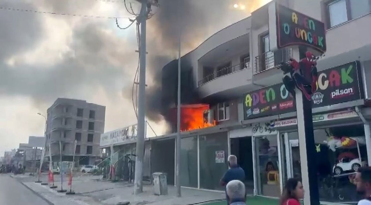AHMET TANER KIŞLALI CADDESİ ÜZERİNDE BULUNAN MOBİLYA MAĞAZASINDA YANGIN ÇIKTI