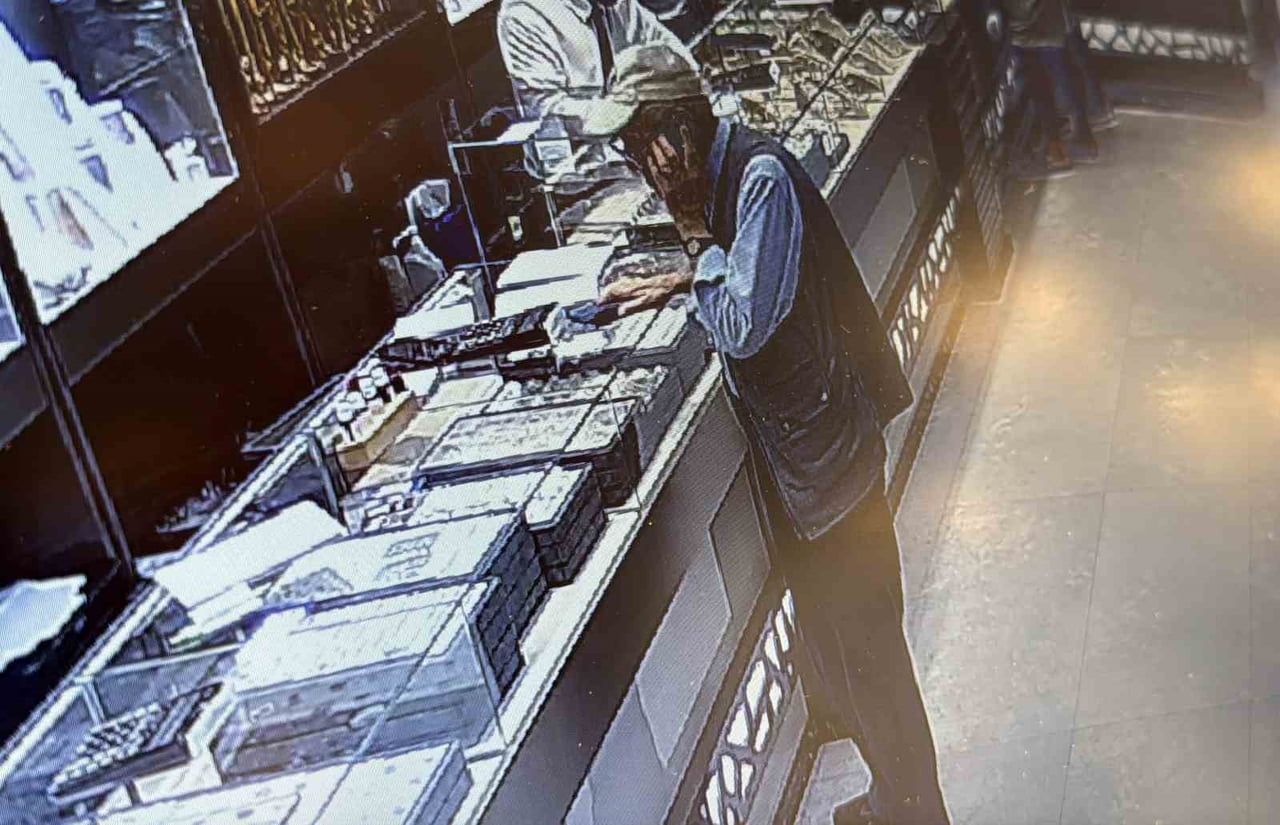 YAŞLI ADAM ALTINLARINI BOZDURMAK İSTERKEN KUYUMCUNUN DİKKATİ SAYESİNDE DOLANDIRILMAKTAN SON ANDA...