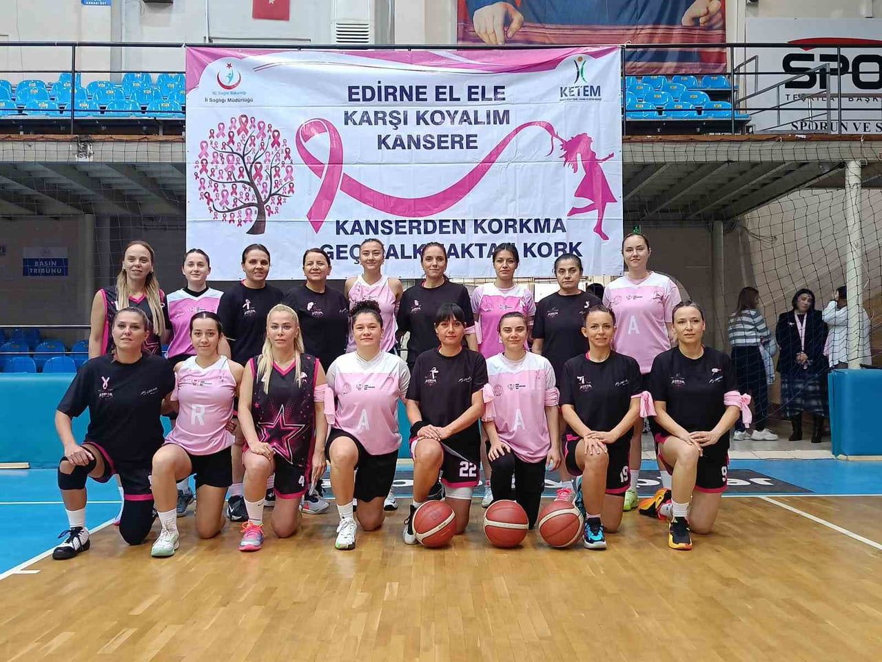 EDİRNE’DE MEME KANSERİ FARKINDALIK AYI DOLAYISIYLA DÜZENLENEN PEMBE DOSTLUK MAÇI’NDA, ERKEN...