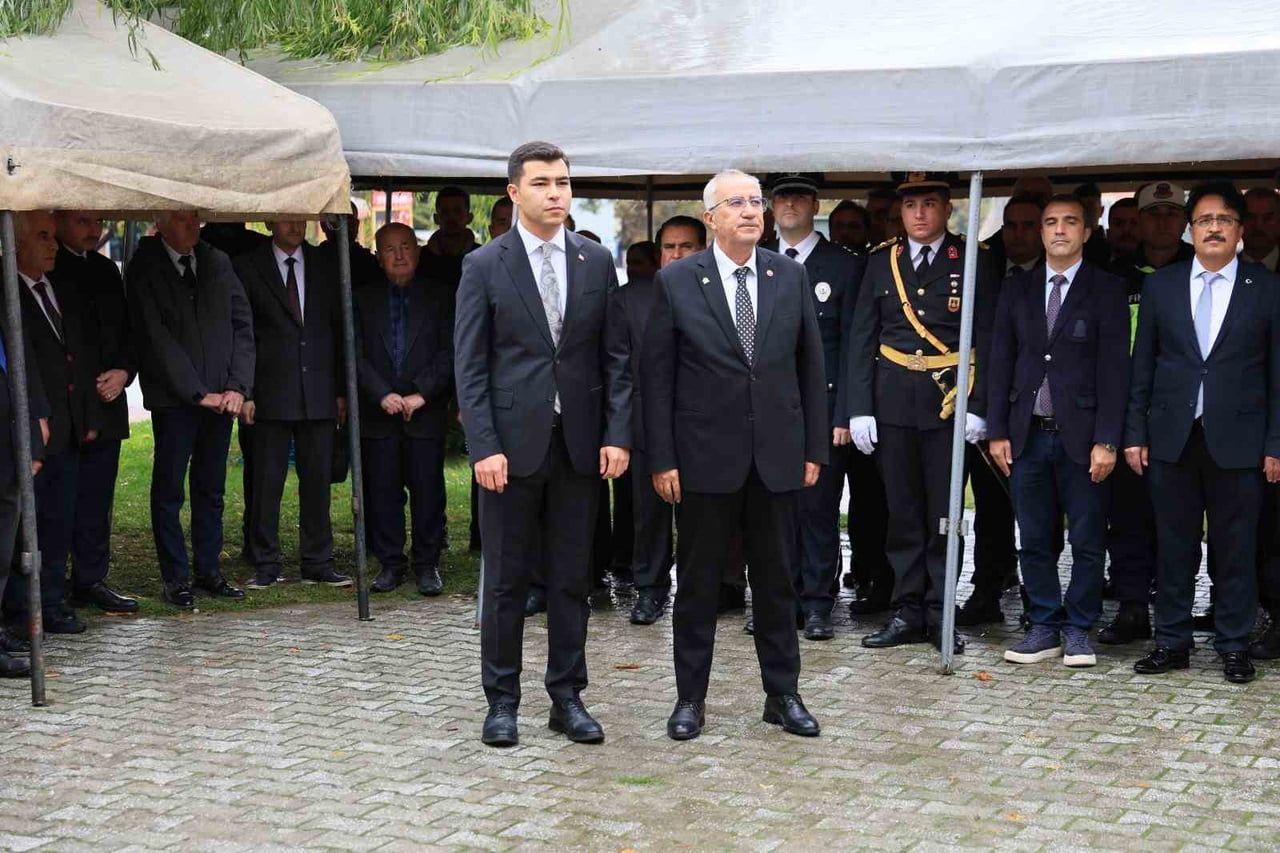 29 EKİM CUMHURİYET BAYRAMI KUTLAMALARI, ÇAMELİ CUMHURİYET MEYDANI’NDA DÜZENLENEN ÇELENK SUNMA...