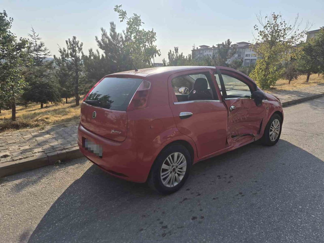 ESKİŞEHİR'DE OTOMOBİLLE TİCARİ TAKSİNİN ÇARPIŞMASI SONUCU MEYDANA GELEN TRAFİK KAZASINDA 6 KİŞİ...