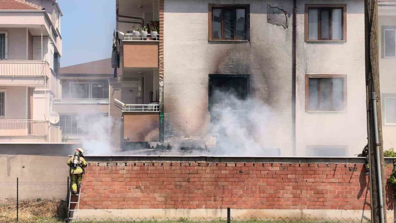 İNEGÖL İLÇESİNDE BİR APARTMANIN BAHÇESİNDE BULUNAN DEPODA ÇIKAN YANGIN PANİĞE NEDEN OLDU.