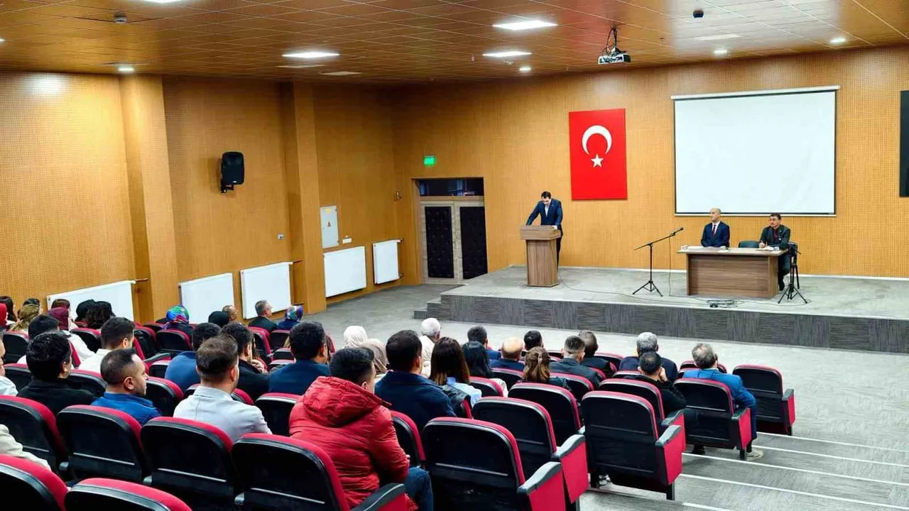 HİSARCIK’TA EĞİTİM YÖNETİCİLERİ VE ÖĞRETMENLERLE TOPLANTI